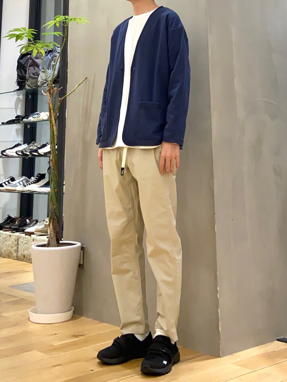 ブルー系のカーディガン/ボレロ、ホワイト系のTシャツ/カットソー、ベージュ系のその他パンツを着用したメンズの春コーディネートの3枚目の写真