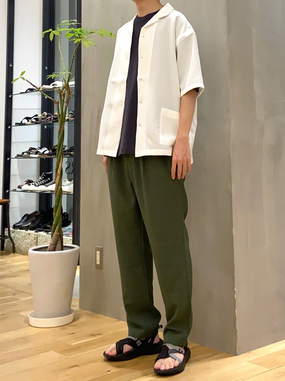 ホワイト系のシャツ/ブラウス、ブラック系のTシャツ/カットソー、グリーン系のその他パンツを着用したメンズの夏コーディネートの3枚目の写真