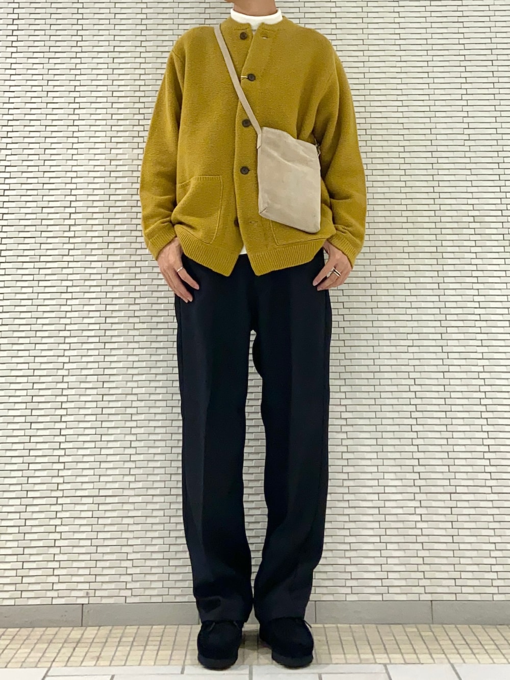 イエロー系のカーディガン/ボレロ、ベージュ系のショルダーバッグ、ホワイト系のTシャツ/カットソーを着用したメンズの秋コーディネートの3枚目の写真