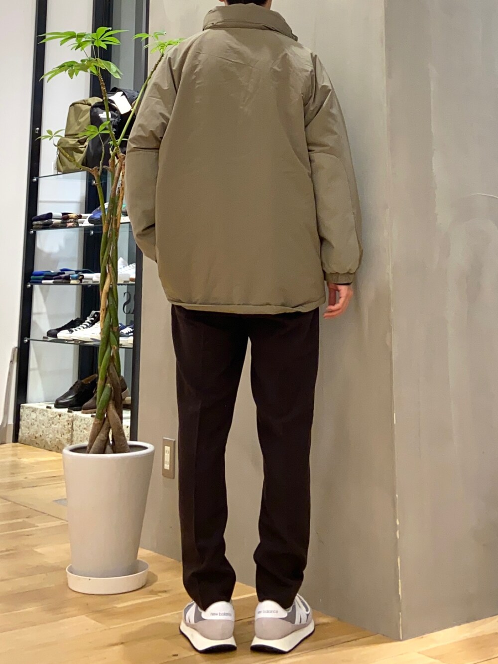 グリーン系のダウンジャケット/コート、ブラウン系のその他パンツを着用したメンズの冬コーディネートの3枚目の写真