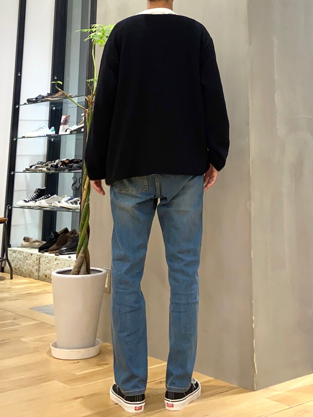 ブラック系のブルゾン、ホワイト系のTシャツ/カットソー、ブラック系のスニーカーを着用したメンズの夏コーディネートの4枚目の写真