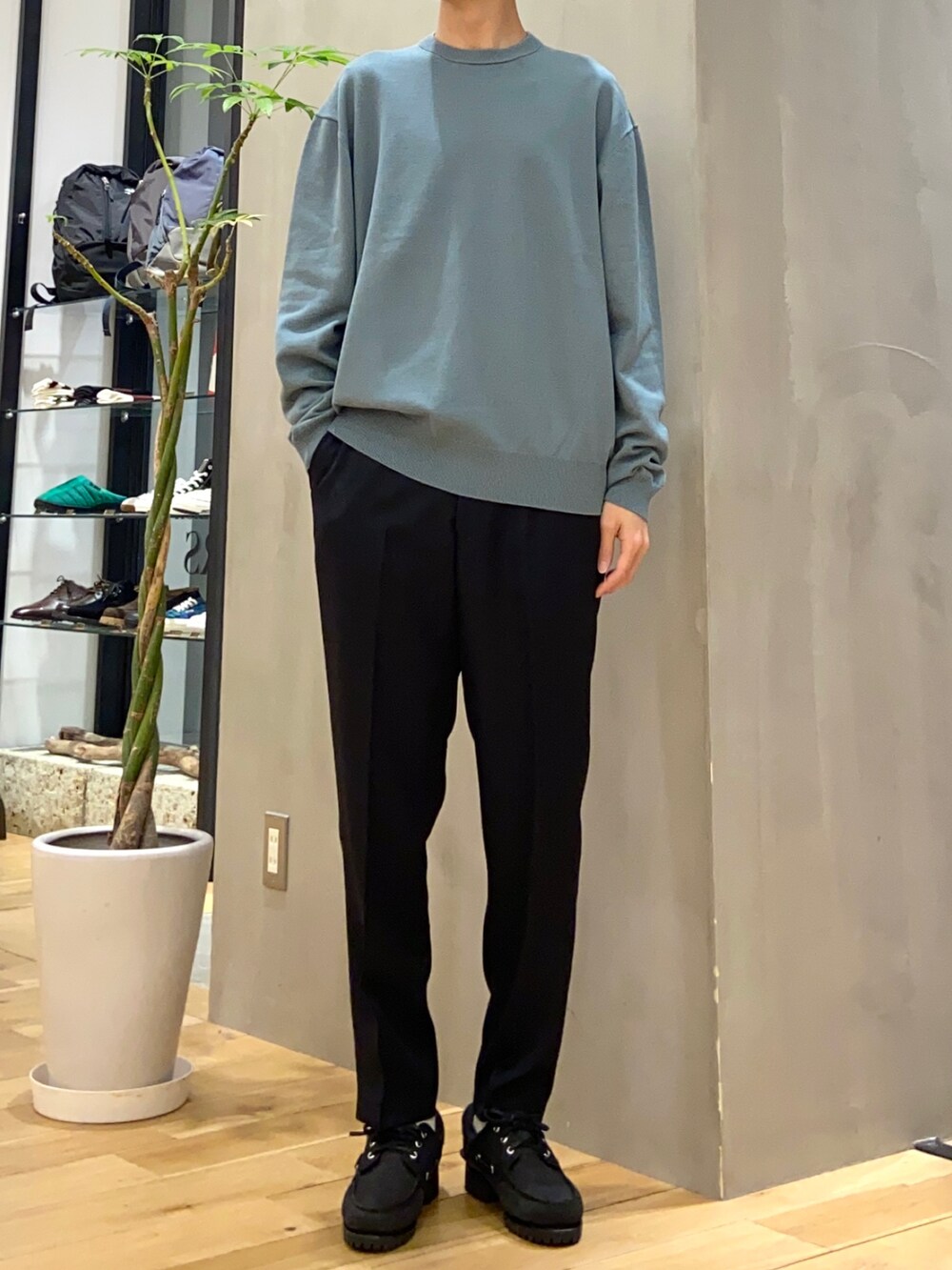 グレー系のスーツジャケット、グリーン系のニット/セーター、ブラック系のその他パンツを着用したメンズの春コーディネートの2枚目の写真