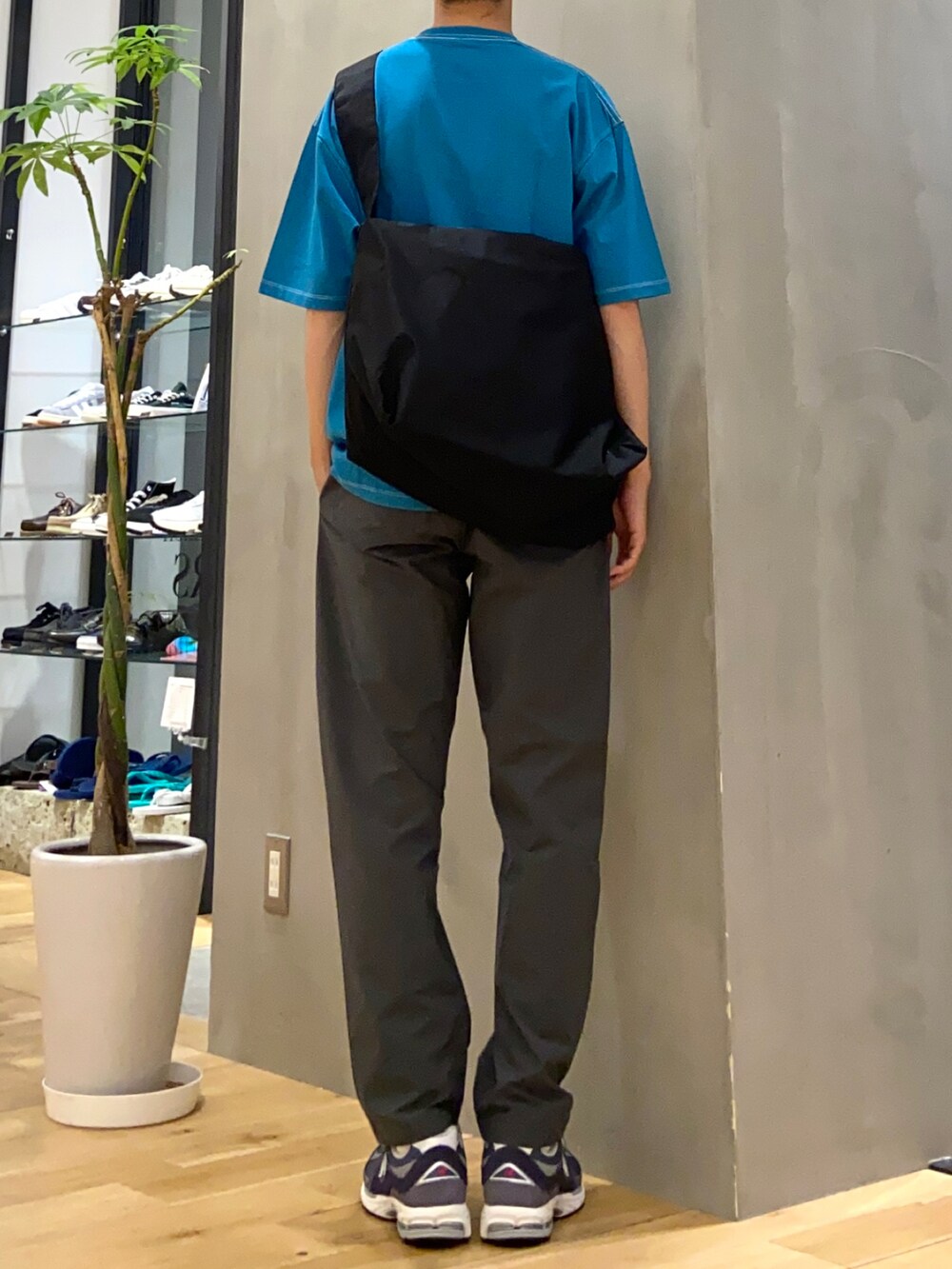 ブルー系のTシャツ/カットソー、ブラック系のショルダーバッグ、グリーン系のその他パンツを着用したメンズの秋コーディネートの3枚目の写真