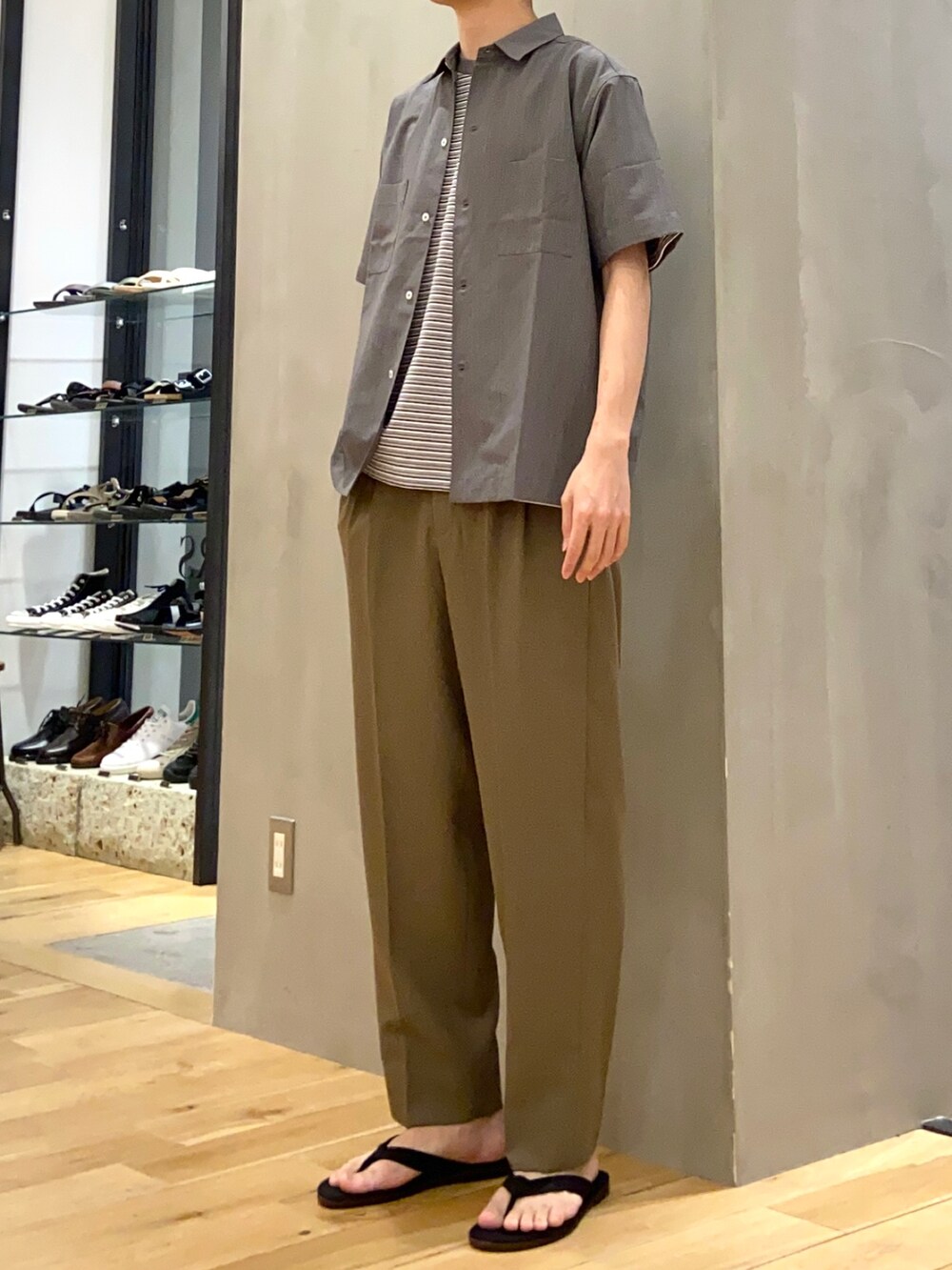 グレー系のシャツ/ブラウス、グレー系のTシャツ/カットソー、グリーン系のその他パンツを着用したメンズの夏コーディネートの3枚目の写真