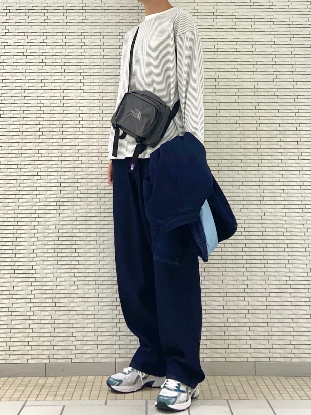 ブルー系のデニムジャケット、ホワイト系のTシャツ/カットソー、ホワイト系のスニーカーを着用したメンズの秋コーディネートの2枚目の写真