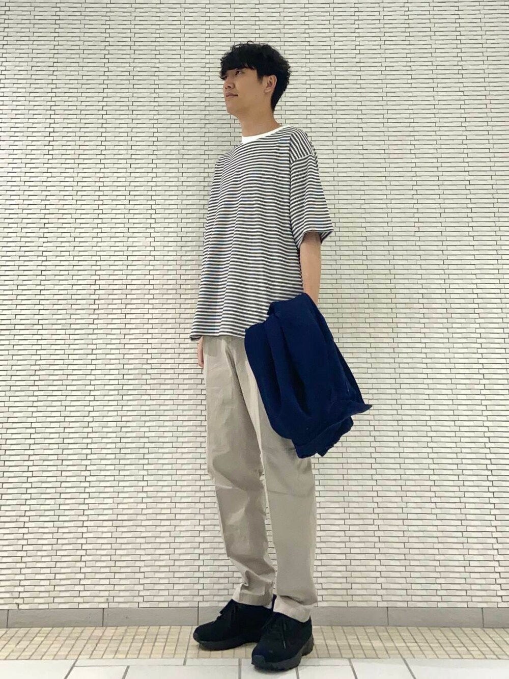 ホワイト系のTシャツ/カットソー、ブラック系のスニーカー、ベージュ系のその他パンツを着用したメンズの夏コーディネートの2枚目の写真