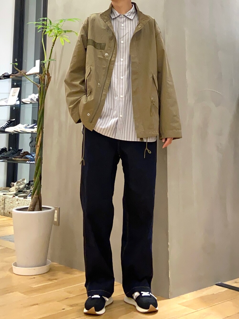 グリーン系のモッズコート、グレー系のシャツ/ブラウス、ブルー系のその他パンツを着用したメンズの秋コーディネートの4枚目の写真