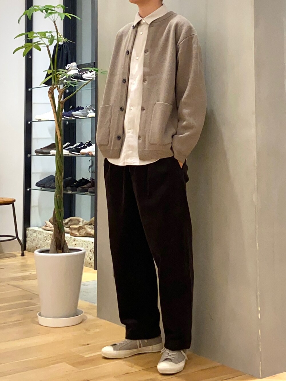 ブラウン系のカーディガン/ボレロ、グレー系のシャツ/ブラウス、グレー系のスニーカーを着用したメンズの秋コーディネートの2枚目の写真