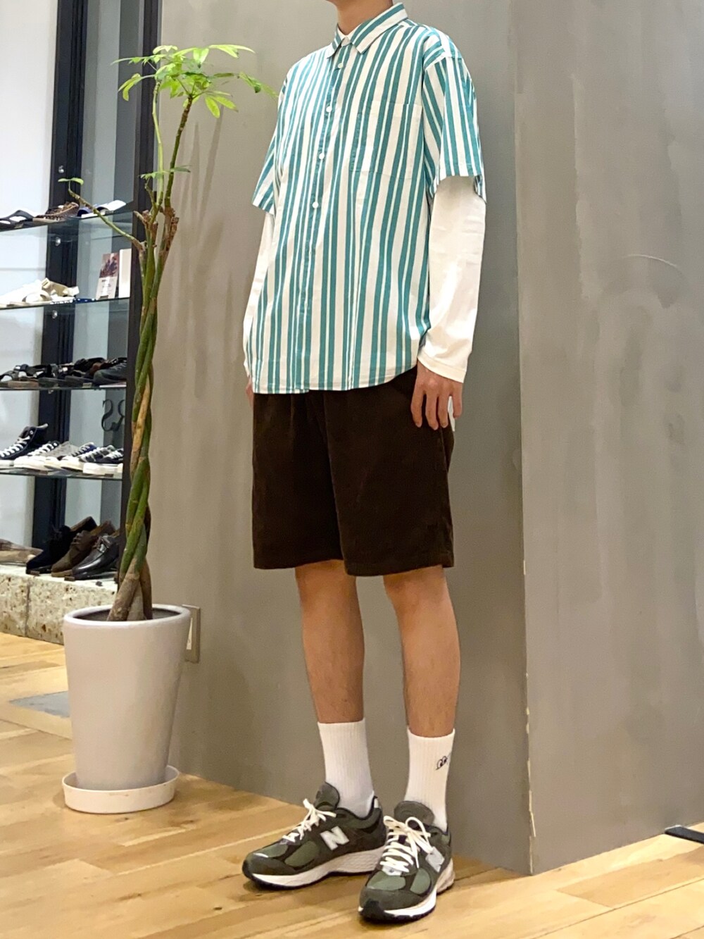 グリーン系のシャツ/ブラウス、ブラウン系のその他パンツ、ホワイト系のTシャツ/カットソーを着用したメンズの夏コーディネートの3枚目の写真