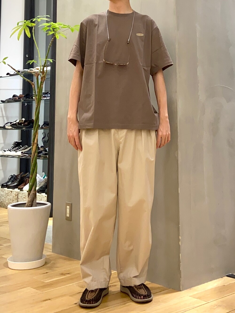 ベージュ系のその他パンツ、ブラウン系のTシャツ/カットソー、ホワイト系のその他小物を着用したメンズの春コーディネートの2枚目の写真