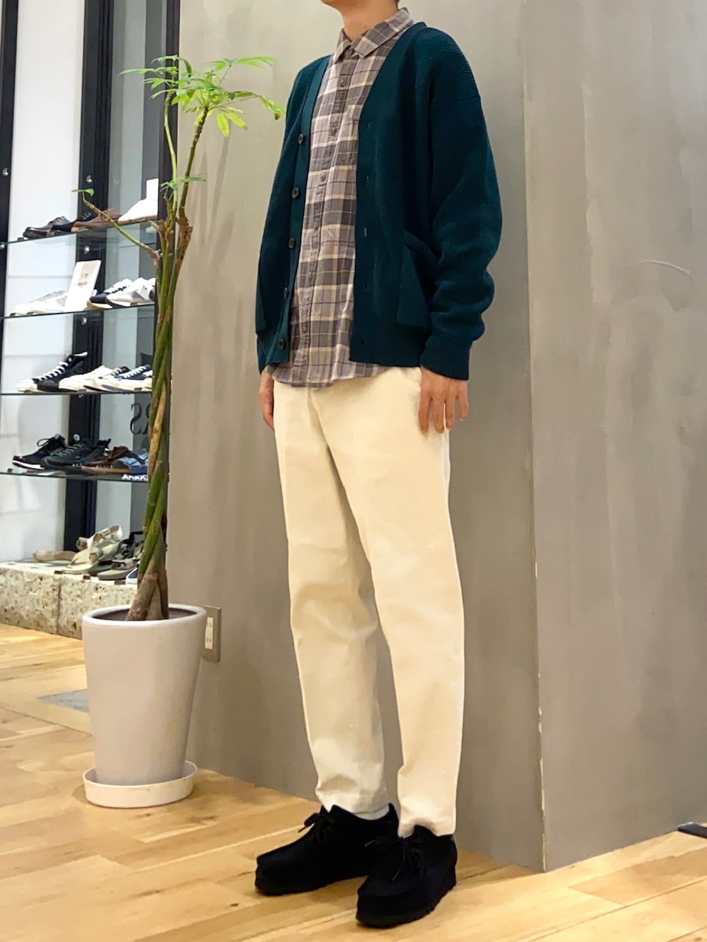 グリーン系のカーディガン/ボレロ、ホワイト系のチノパンツ、ブラック系のその他シューズを着用したメンズの秋コーディネートの2枚目の写真