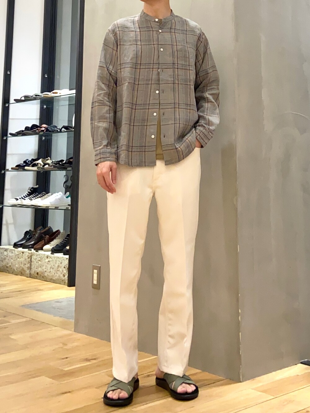 グリーン系のシャツ/ブラウス、ゴールド系のTシャツ/カットソー、ホワイト系のその他パンツを着用したメンズの春コーディネートの2枚目の写真