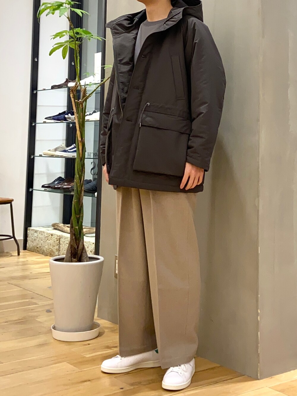 グレー系のダウンジャケット/コート、ブルー系のスウェット、ベージュ系のその他パンツを着用したメンズの冬コーディネートの2枚目の写真