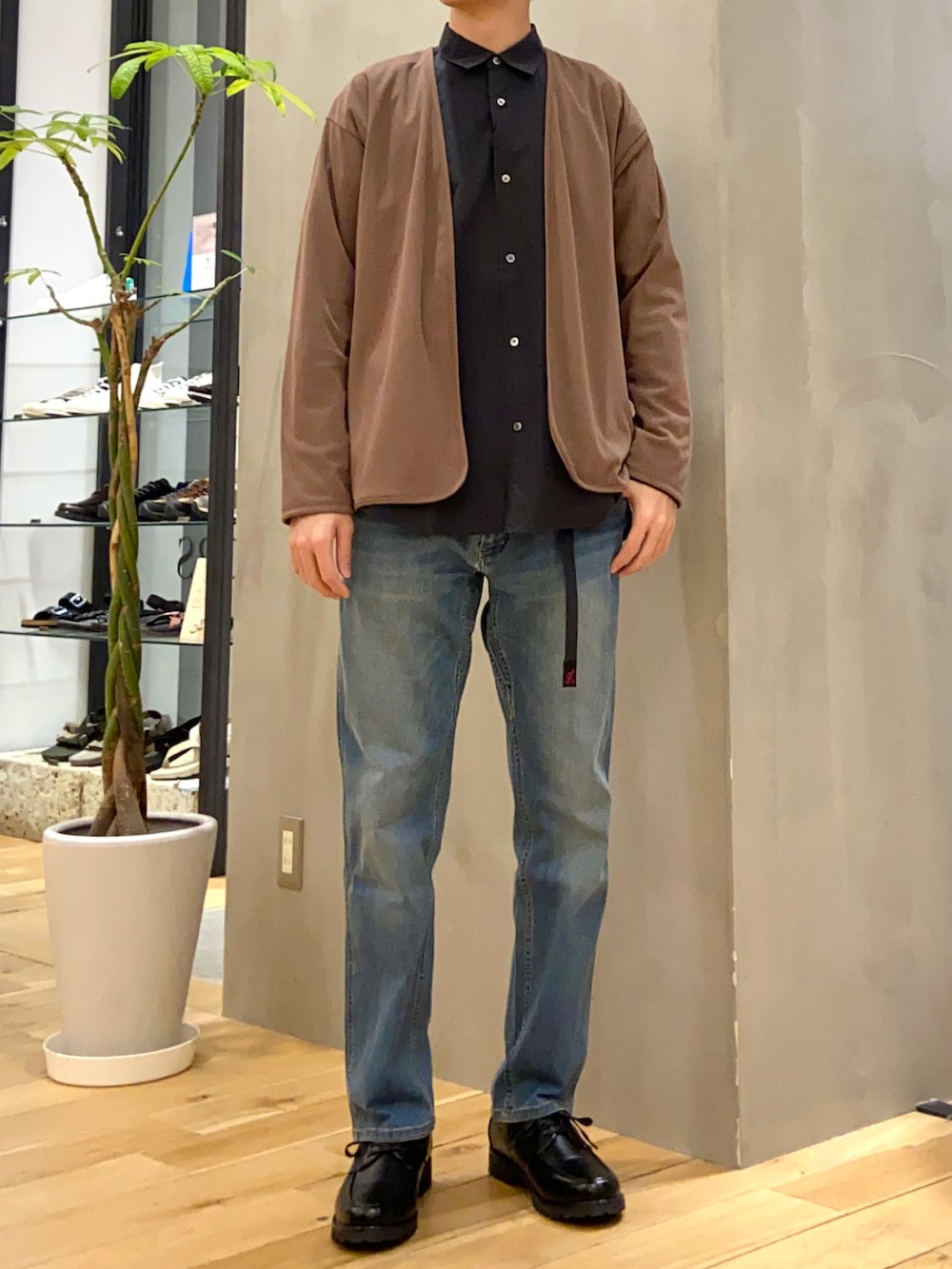 ブラウン系のカーディガン/ボレロ、ブラック系のシャツ/ブラウス、ブルー系のその他パンツを着用したメンズの春コーディネートの4枚目の写真