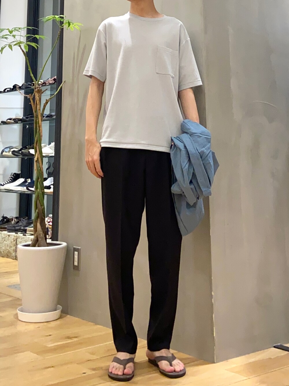 グリーン系のシャツ/ブラウス、グレー系のTシャツ/カットソー、ブラック系のその他パンツを着用したメンズの夏コーディネートの2枚目の写真