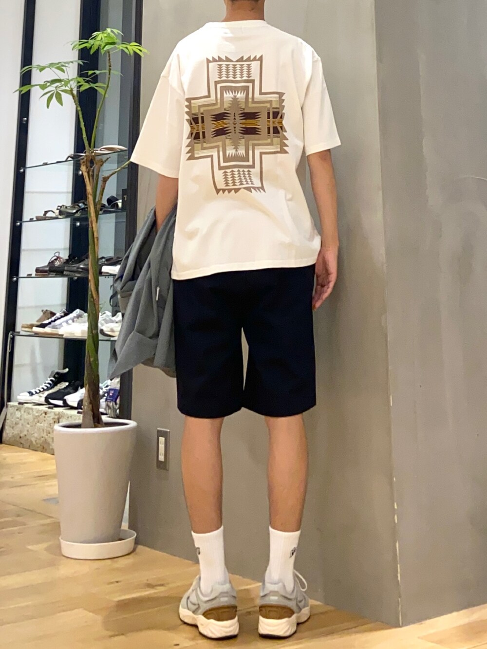 グレー系のシャツ/ブラウス、ホワイト系のTシャツ/カットソー、ブルー系のその他パンツを着用したメンズの夏コーディネートの2枚目の写真