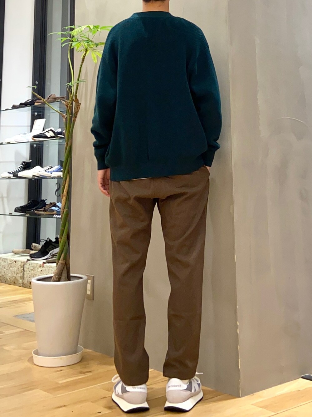 グリーン系のカーディガン/ボレロ、ベージュ系のTシャツ/カットソー、ブラウン系のその他パンツを着用したメンズの秋コーディネートの3枚目の写真