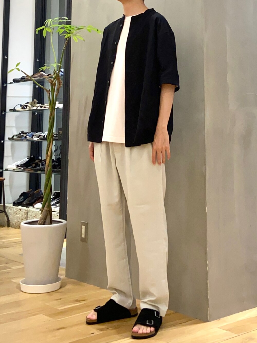 ブラック系のシャツ/ブラウス、ホワイト系のその他パンツ、ピンク系のTシャツ/カットソーを着用したメンズの夏コーディネートの3枚目の写真