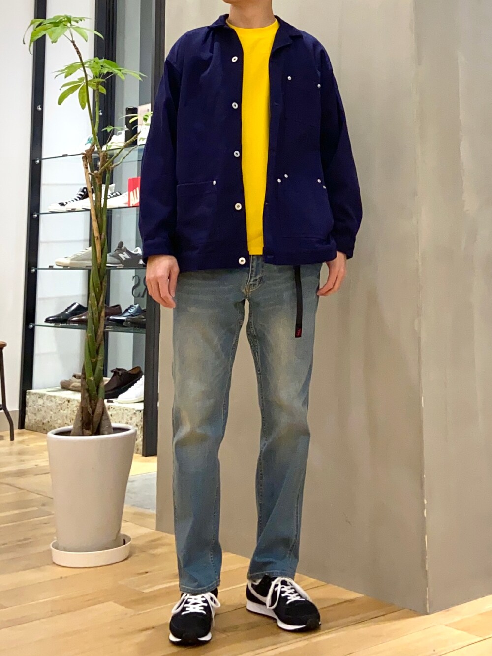 ブルー系のその他アウター、イエロー系のTシャツ/カットソー、ブルー系のその他パンツを着用したメンズの冬コーディネートの4枚目の写真