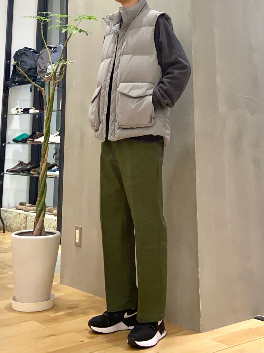 グレー系のダウンベスト、グレー系のTシャツ/カットソー、グリーン系のその他パンツを着用したメンズの冬コーディネートの3枚目の写真