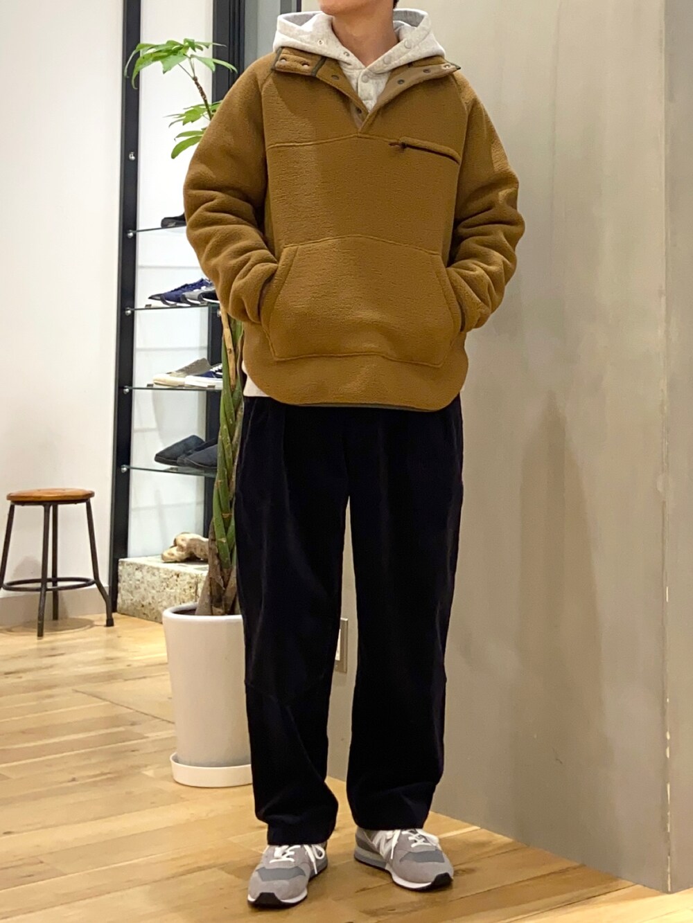 ベージュ系のその他トップス、グレー系のパーカー、ブルー系のその他パンツを着用したメンズの秋コーディネートの3枚目の写真