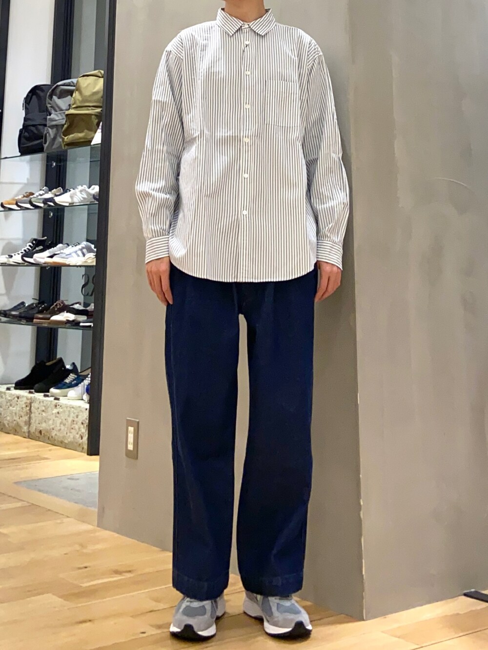 グレー系のカーディガン/ボレロ、ブルー系のシャツ/ブラウス、ブルー系のデニムパンツを着用したメンズの春コーディネートの2枚目の写真