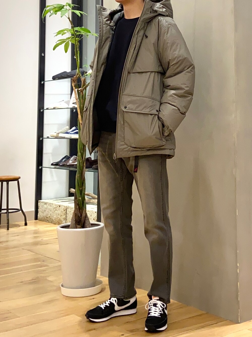 グリーン系のダウンジャケット/コート、ブラック系のその他パンツ、ブラック系のスウェットを着用したメンズの冬コーディネートの3枚目の写真