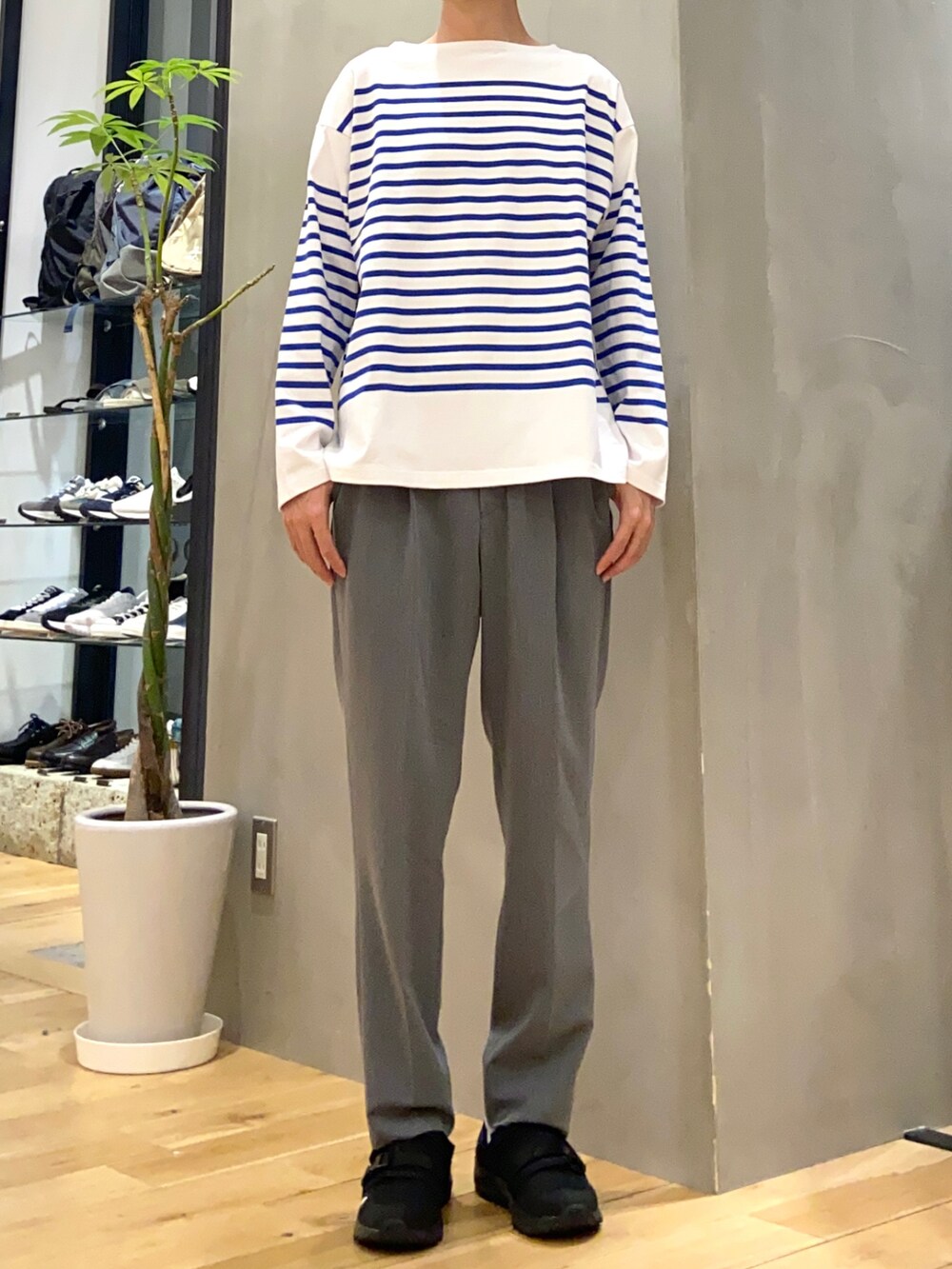 ブルー系のその他アウター、ブルー系のTシャツ/カットソー、ブラック系のスニーカーを着用したメンズの春コーディネートの2枚目の写真