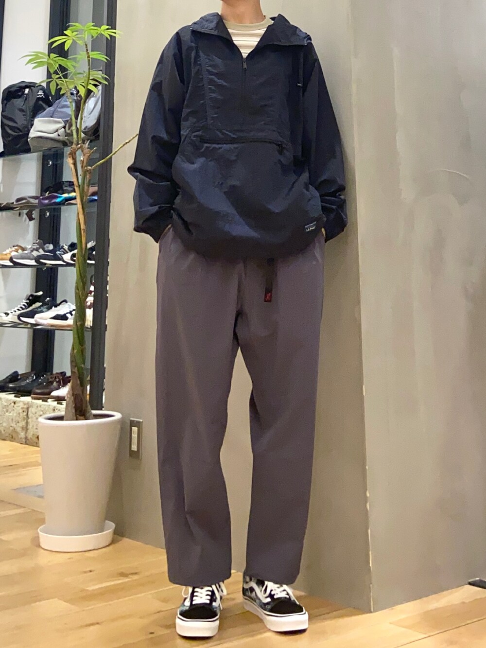 ホワイト系のTシャツ/カットソー、グレー系のその他パンツを着用したメンズの春コーディネートの2枚目の写真