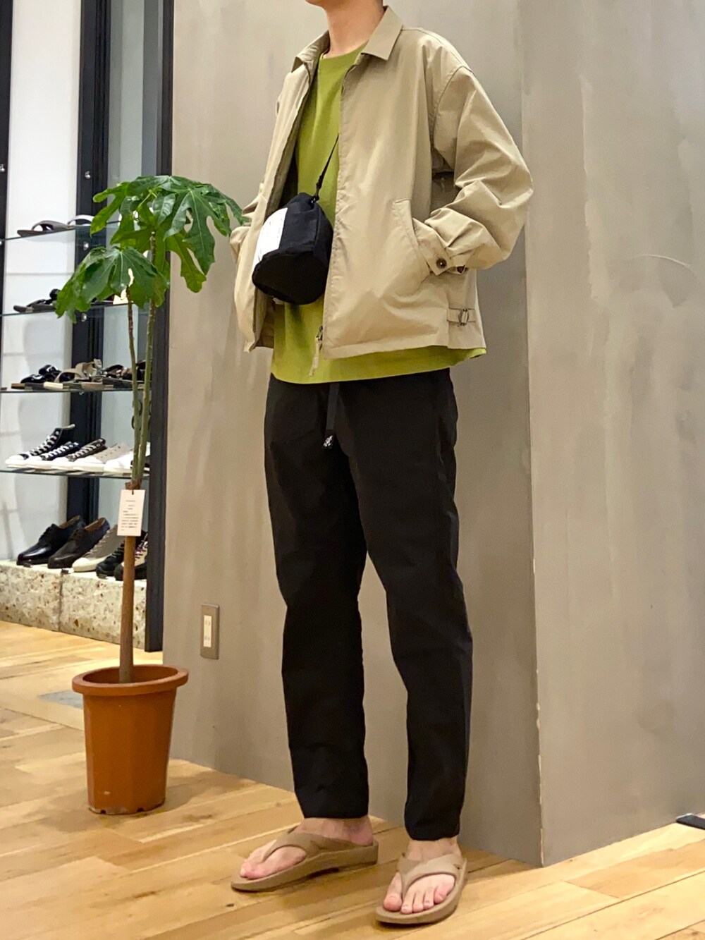 ベージュ系のブルゾン、グリーン系のTシャツ/カットソー、ブラック系のその他パンツを着用したメンズの春コーディネートの2枚目の写真