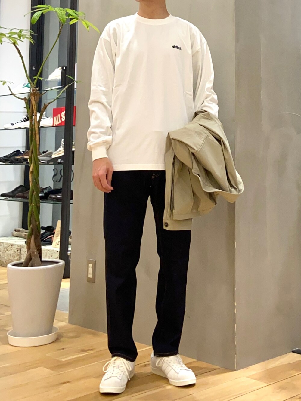 ベージュ系のブルゾン、グレー系のTシャツ/カットソー、ブルー系のその他パンツを着用したメンズの春コーディネートの2枚目の写真