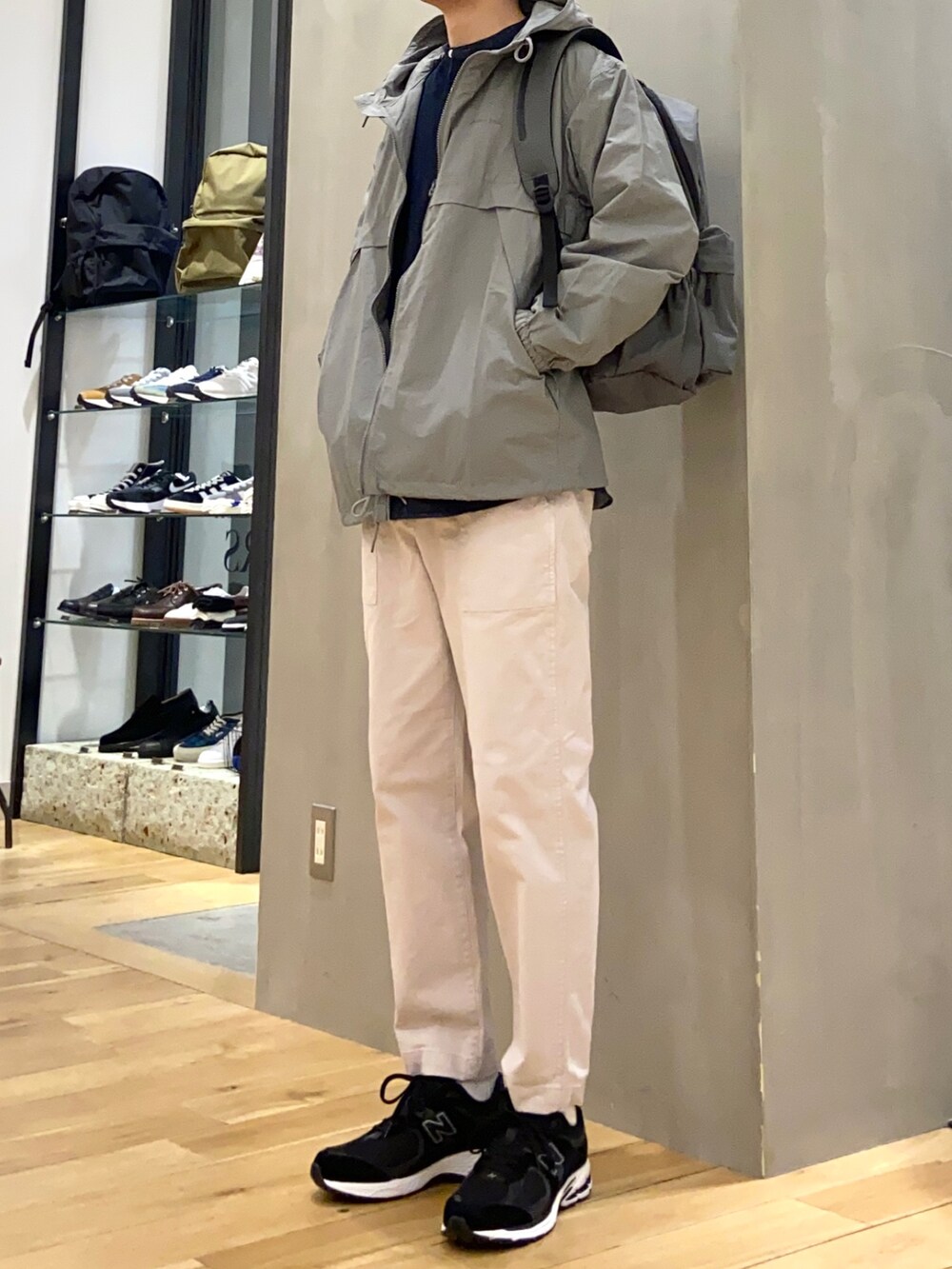 グレー系のマウンテンパーカー、ブルー系のシャツ/ブラウス、ホワイト系のその他パンツを着用したメンズの春コーディネートの3枚目の写真