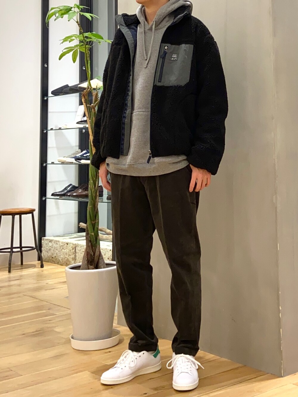 「スウェット、パーカー、冬コーデ、コーデュロイパンツ、パタゴニア、patagonia、白スニーカー、ボアジャケット、スタンスミス、URBAN RESEARCH DOORS」｜「URBAN RESEARCH DOORSの【XLサイズ/WEB限定】防風ボアジップブルゾン（ブルゾン、ブラック系）」を使った、ショウゴさん（メンズ・182cm）の冬コーディネートの4枚目の写真