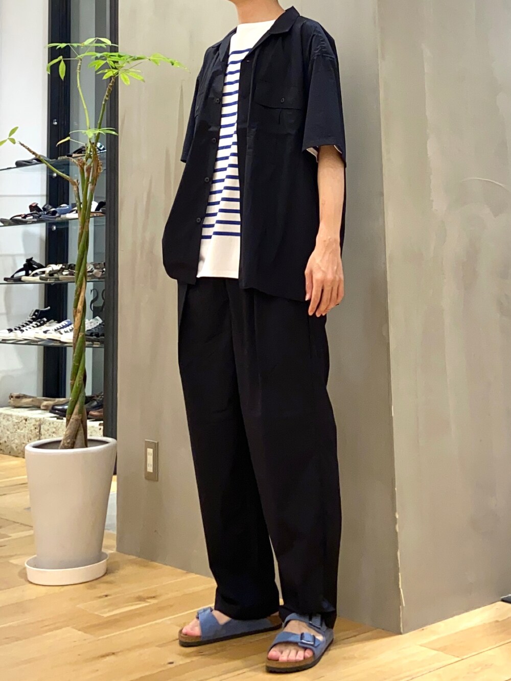 ブルー系のシャツ/ブラウス、ブルー系のTシャツ/カットソー、ブルー系のその他パンツを着用したメンズの夏コーディネートの2枚目の写真