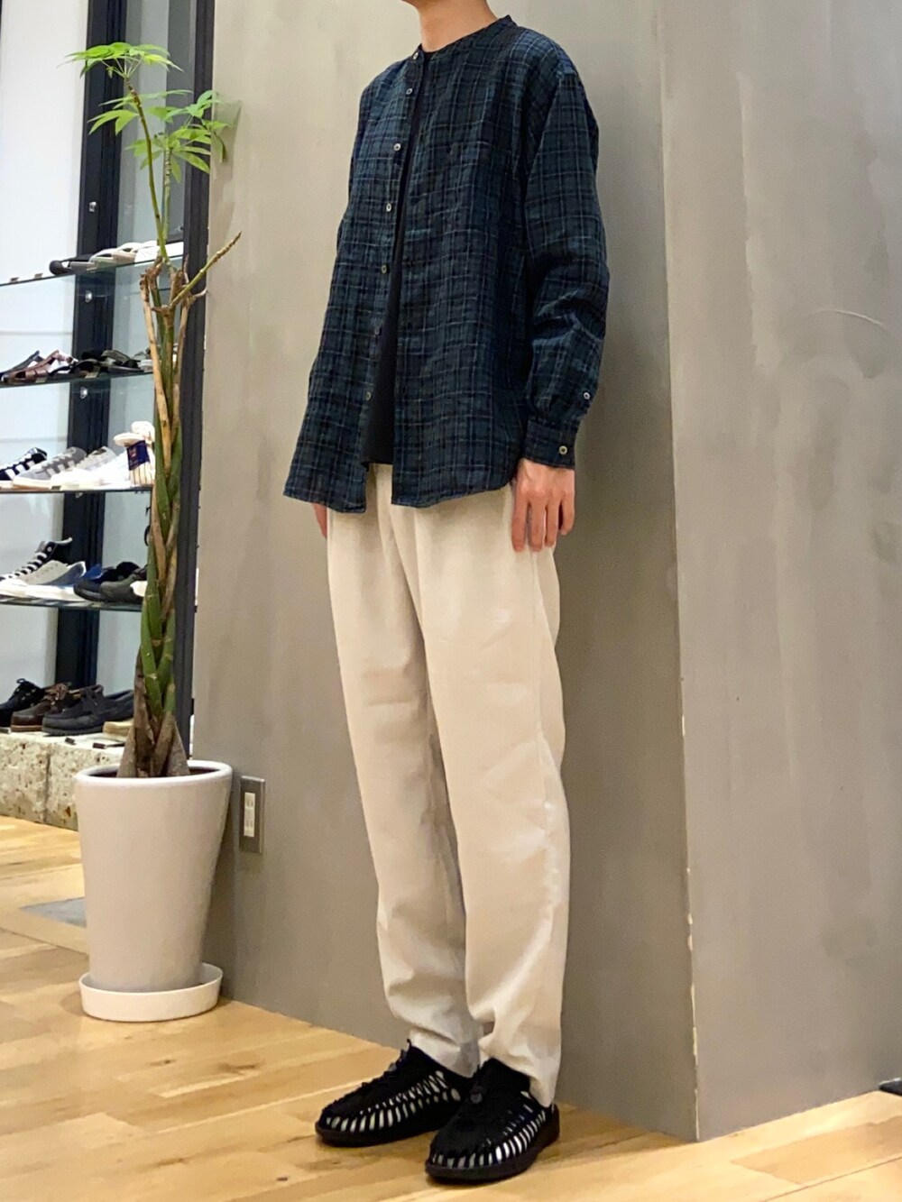 グリーン系のシャツ/ブラウス、ブラック系のTシャツ/カットソー、ホワイト系のその他パンツを着用したメンズの夏コーディネートの3枚目の写真