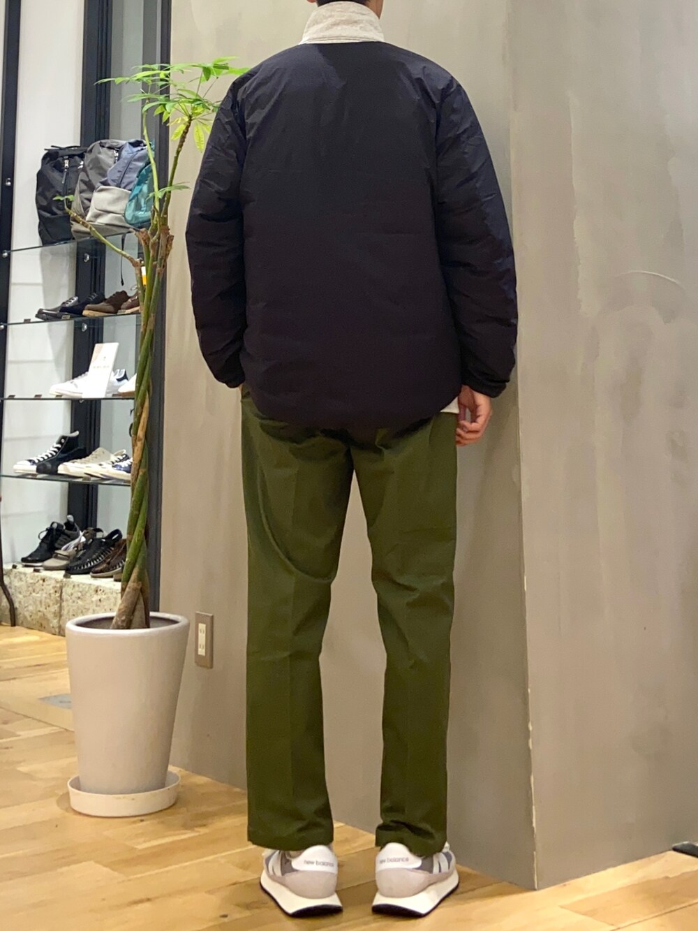 ブラック系のダウンジャケット/コート、グレー系のスウェット、グリーン系のその他パンツを着用したメンズの秋コーディネートの4枚目の写真