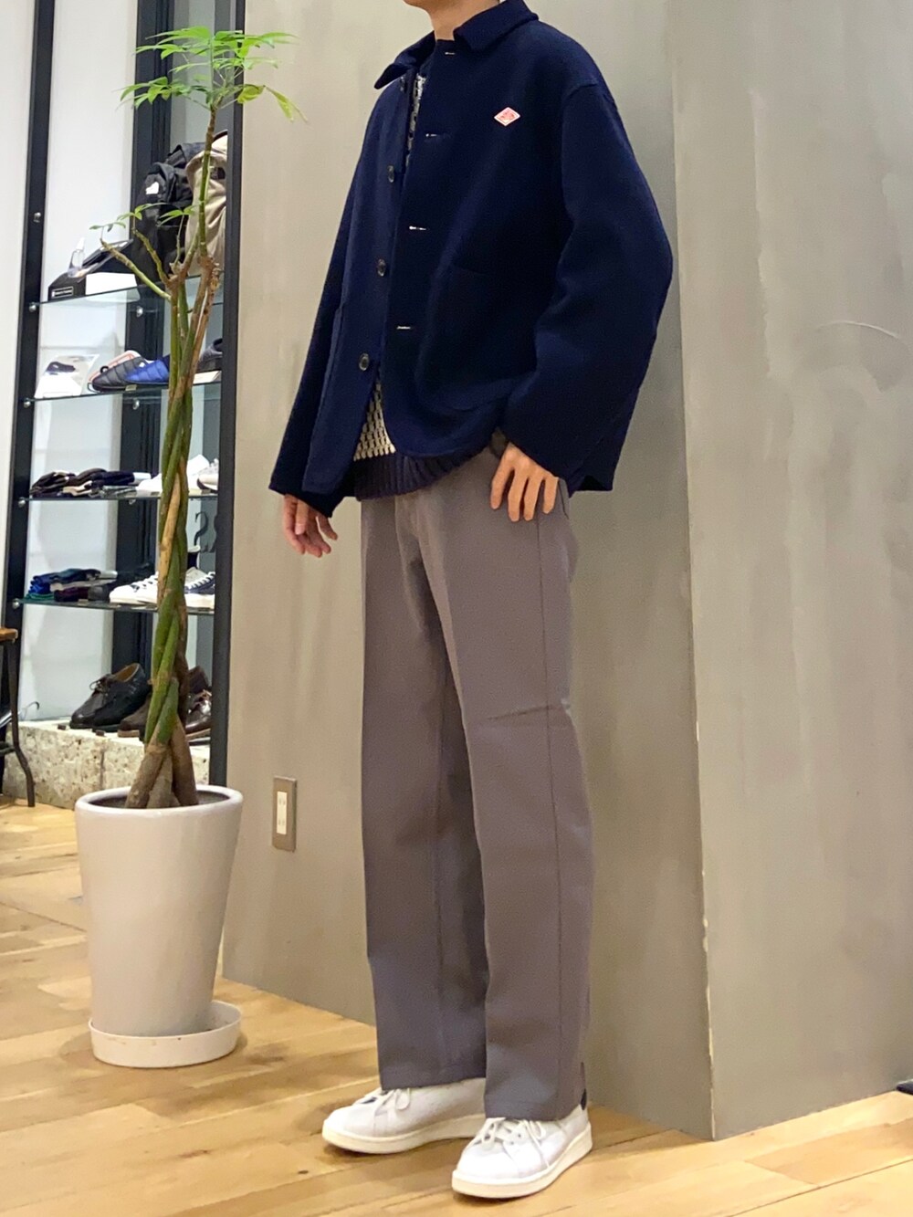 ブルー系のブルゾン、ホワイト系のニット/セーター、グレー系のその他パンツを着用したメンズの冬コーディネートの3枚目の写真