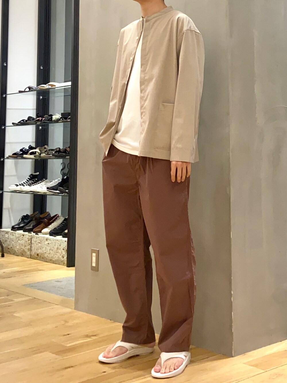 ベージュ系のカバーオール、ホワイト系のTシャツ/カットソー、ホワイト系のサンダルを着用したメンズの春コーディネートの2枚目の写真