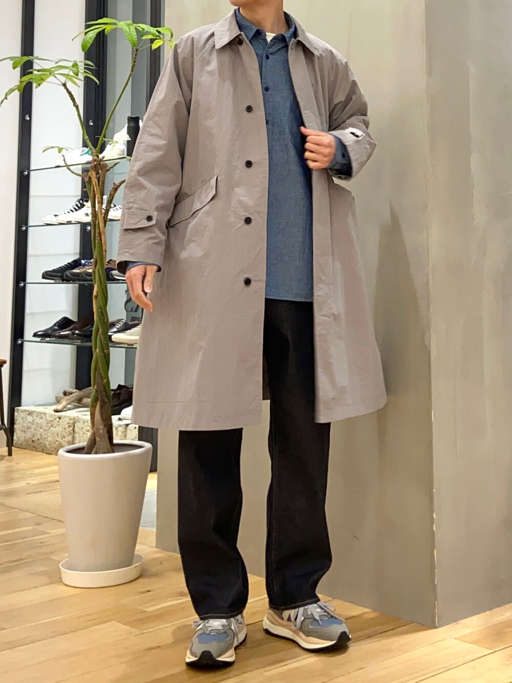 ホワイト系のTシャツ/カットソー、ブルー系のシャツ/ブラウス、グレー系のステンカラーコートを着用したメンズの春コーディネートの3枚目の写真