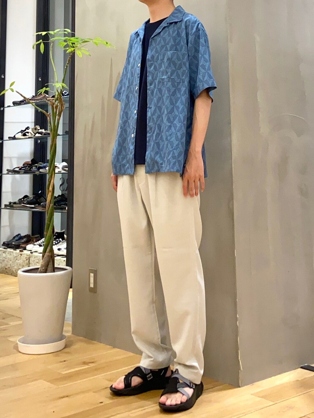 ブルー系のシャツ/ブラウス、ブルー系のTシャツ/カットソー、ホワイト系のその他パンツを着用したメンズの夏コーディネートの3枚目の写真