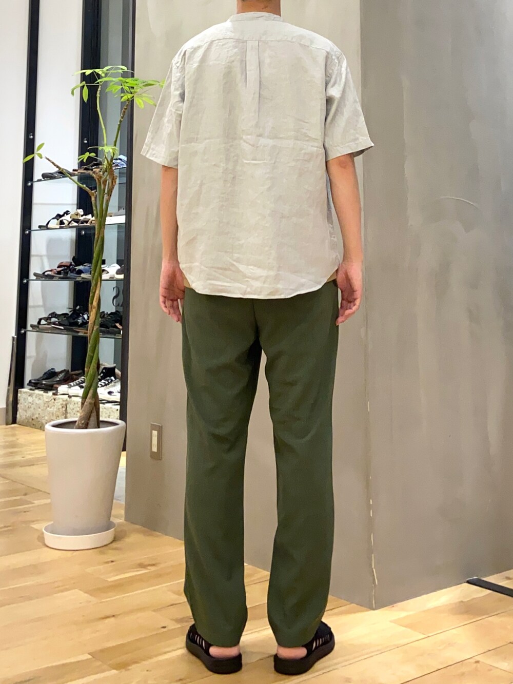 グレー系のシャツ/ブラウス、ゴールド系のTシャツ/カットソー、グリーン系のその他パンツを着用したメンズの夏コーディネートの3枚目の写真