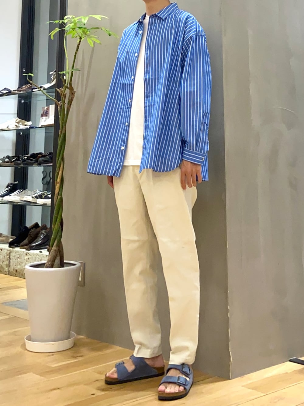 ブルー系のシャツ/ブラウス、ホワイト系のTシャツ/カットソー、ブルー系のサンダルを着用したメンズの夏コーディネートの3枚目の写真