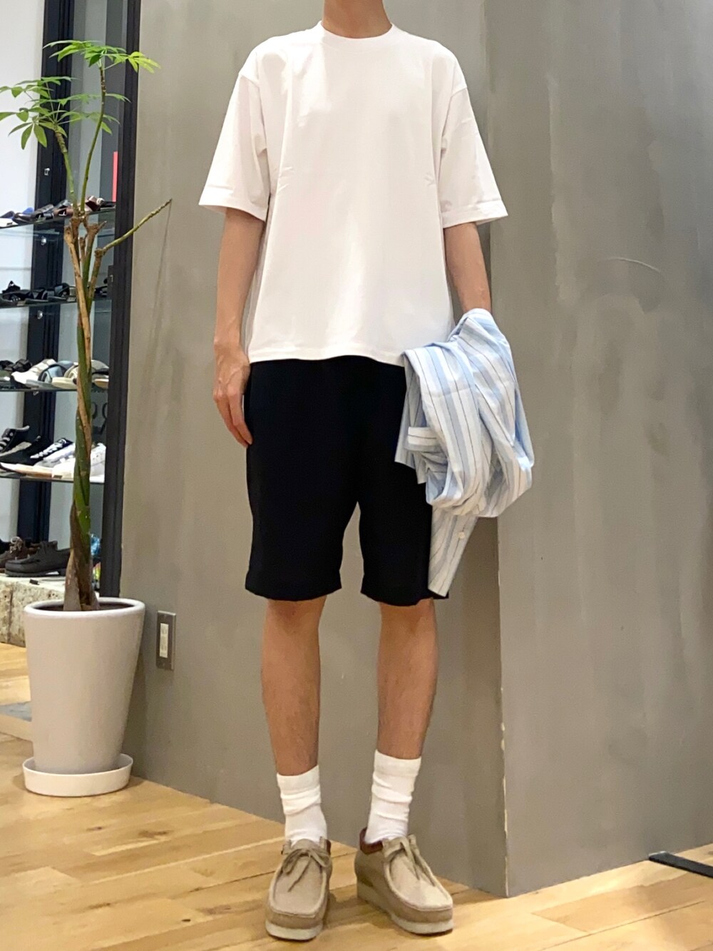 グレー系のシャツ/ブラウス、ホワイト系のTシャツ/カットソー、ブルー系のその他パンツを着用したメンズの夏コーディネートの2枚目の写真