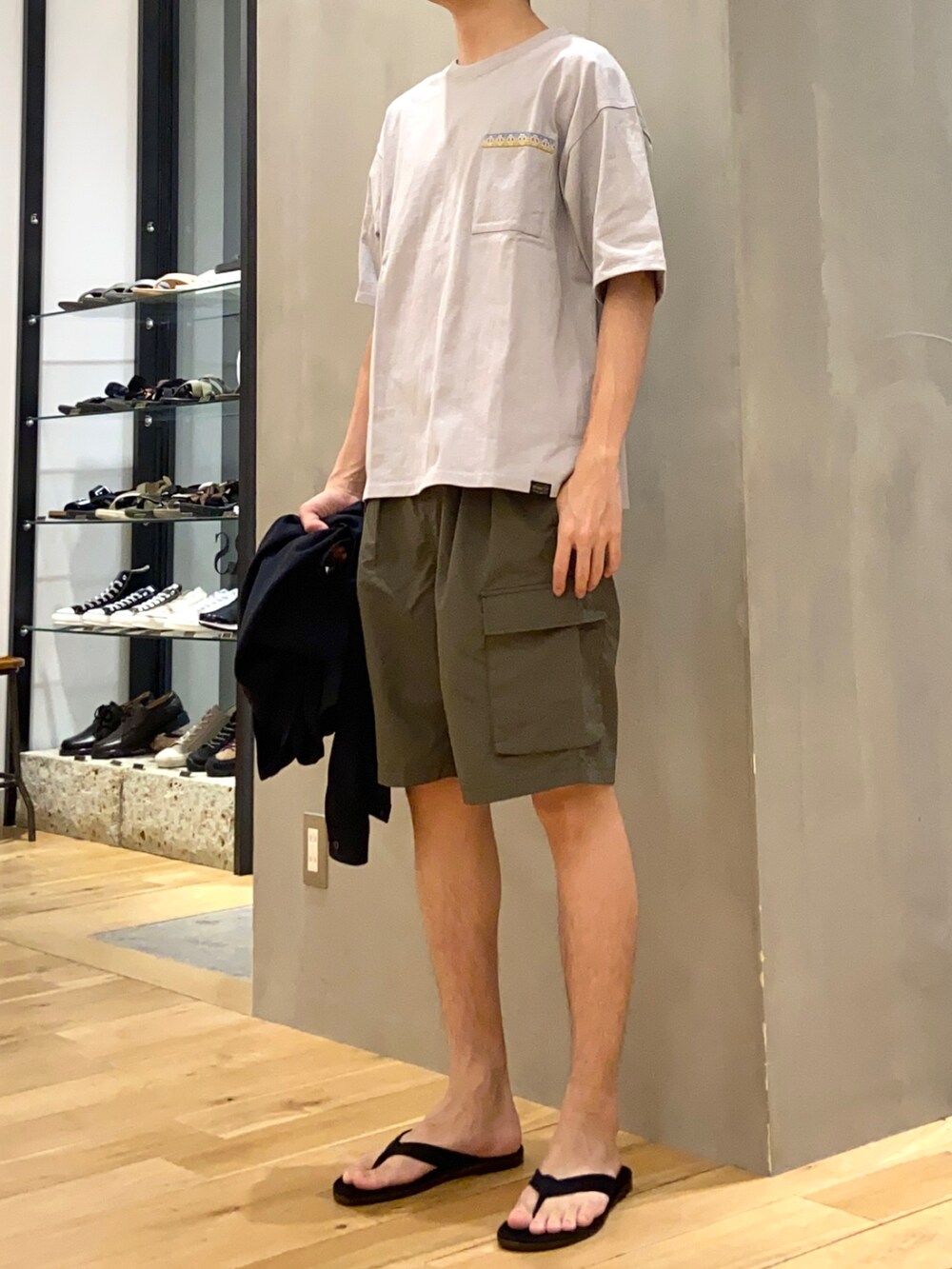 グレー系のTシャツ/カットソー、ブルー系のシャツ/ブラウス、グリーン系のその他パンツを着用したメンズの春コーディネートの4枚目の写真