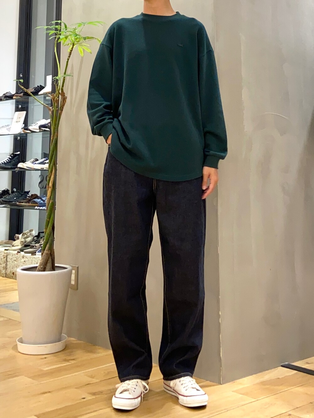 グリーン系のTシャツ/カットソー、ブルー系のデニムパンツ、ホワイト系のその他を着用したメンズの秋コーディネートの2枚目の写真