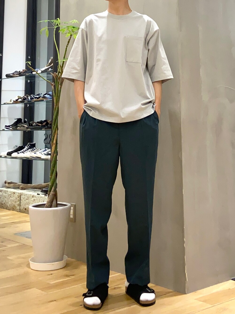 グレー系のTシャツ/カットソー、グリーン系のその他パンツを着用したメンズの夏コーディネートの3枚目の写真
