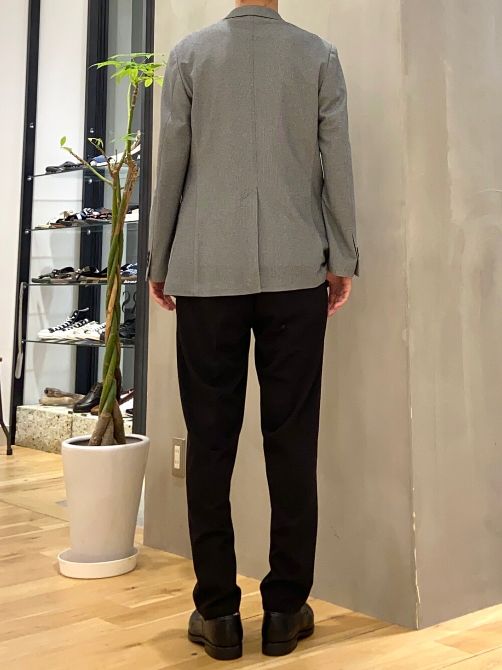 グレー系のスーツジャケット、ホワイト系のTシャツ/カットソー、ブラック系のその他パンツを着用したメンズの夏コーディネートの3枚目の写真