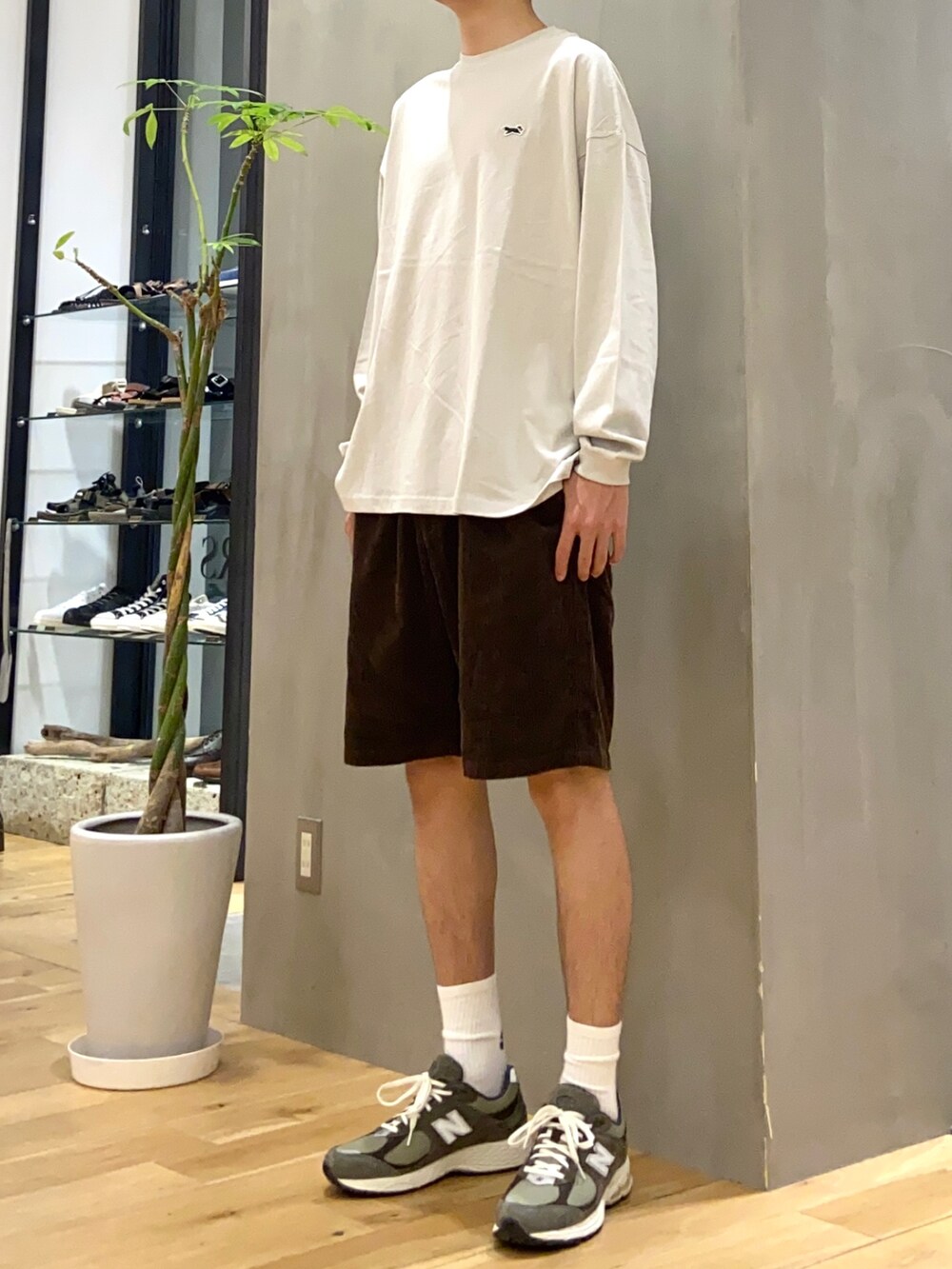グレー系のTシャツ/カットソー、ブラウン系のその他パンツを着用したメンズの夏コーディネートの2枚目の写真