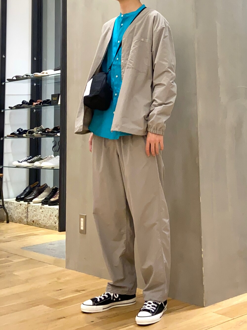 グレー系のナイロンジャケット、グリーン系のシャツ/ブラウス、グレー系のその他パンツを着用したメンズの春コーディネートの3枚目の写真