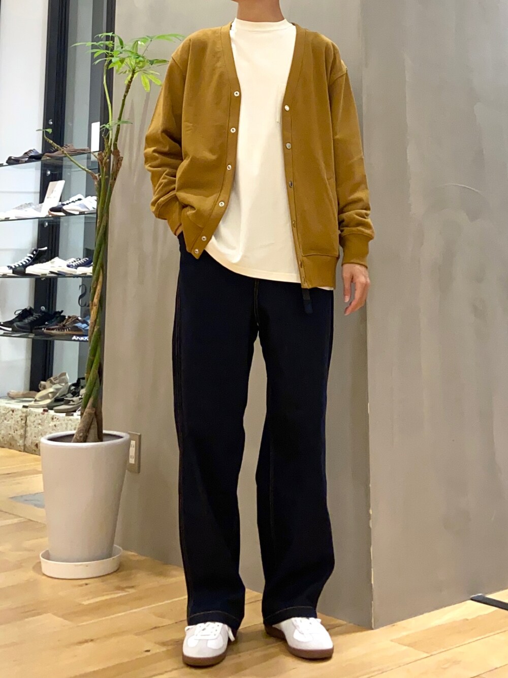 イエロー系のカーディガン/ボレロ、ホワイト系のTシャツ/カットソー、ホワイト系のスニーカーを着用したメンズの秋コーディネートの2枚目の写真